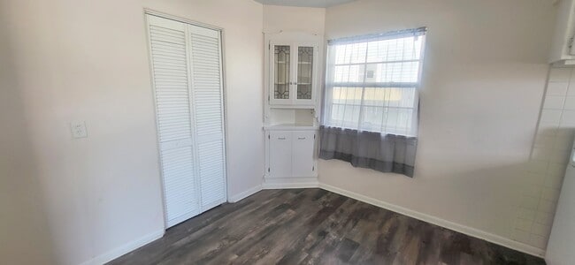 Building Photo - 1127 Pemberton Dr