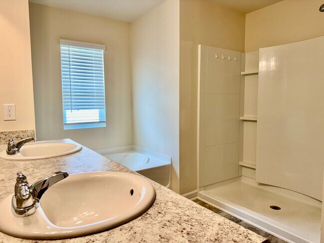 Building Photo - Beautiful 5 bedroom, 3 full bath home in D...