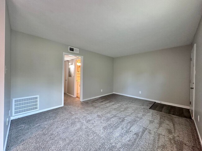 Building Photo - Parkway Apartments – Convenient 2-Bedroom ...