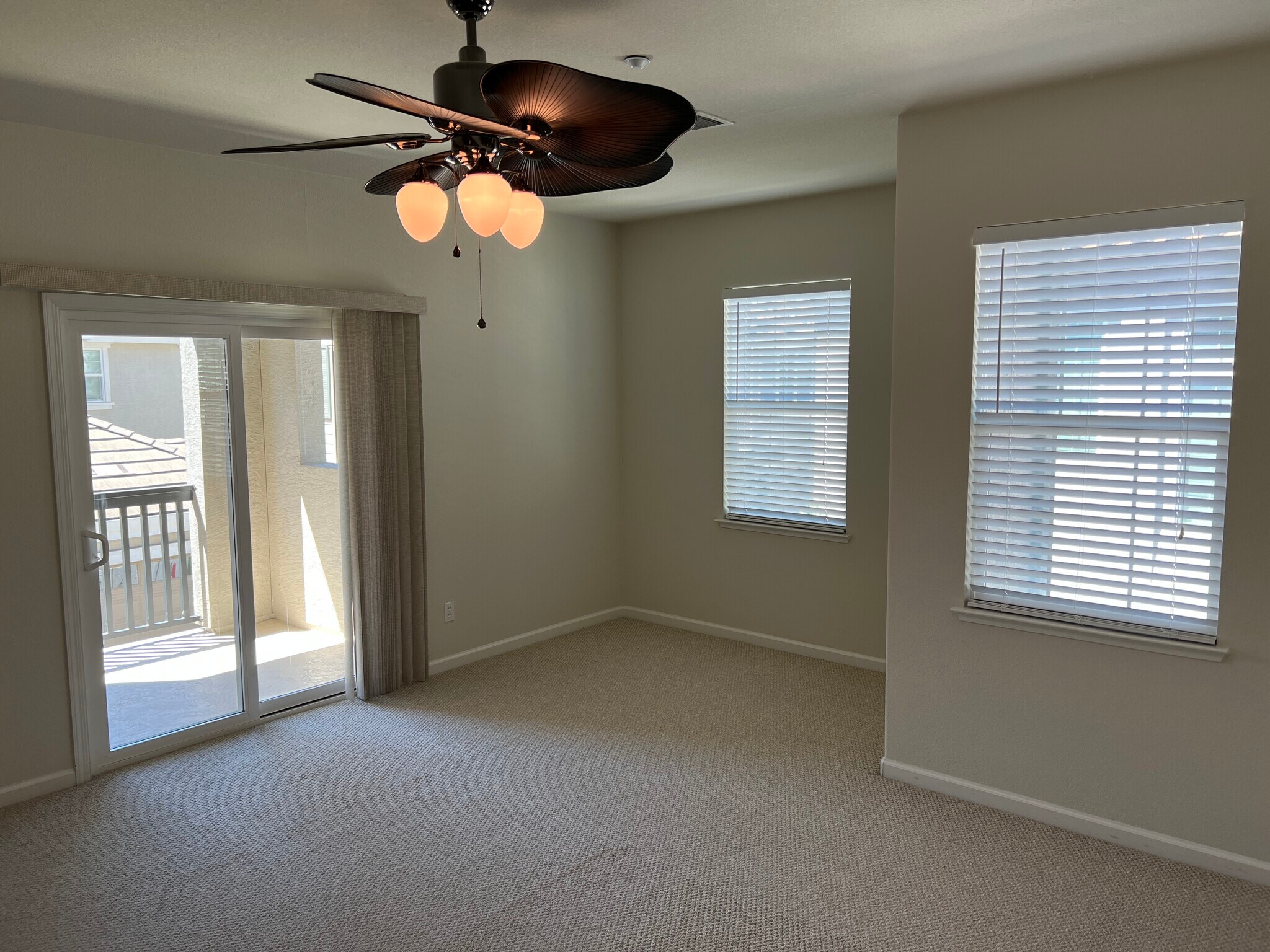 Building Photo - 207 W La Flor Ln