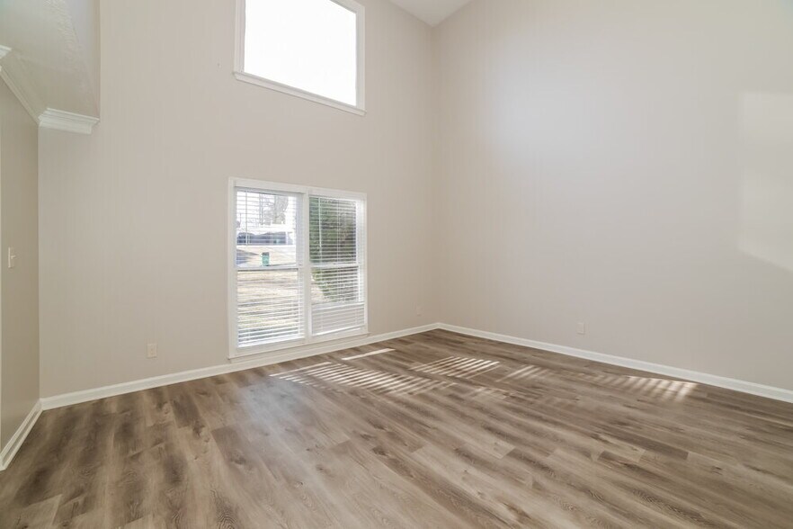 Building Photo - 5690 Roundelay Way