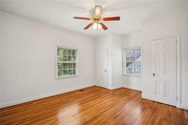 Building Photo - 3533 Kingsboro Rd NE