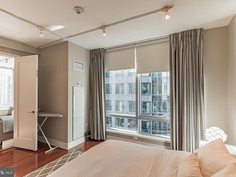 Building Photo - 1414 S Penn Square