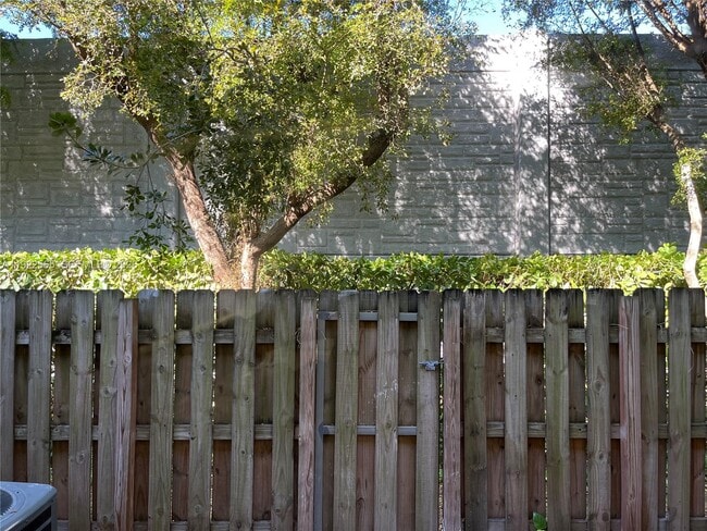 Building Photo - 1550 NE 33rd Ave