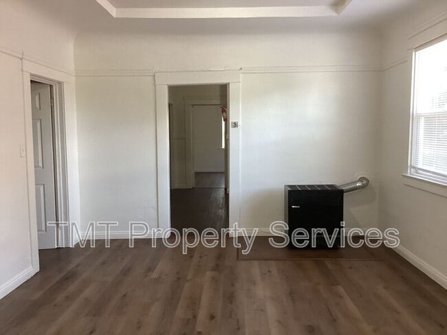 Building Photo - 202 W Oak St