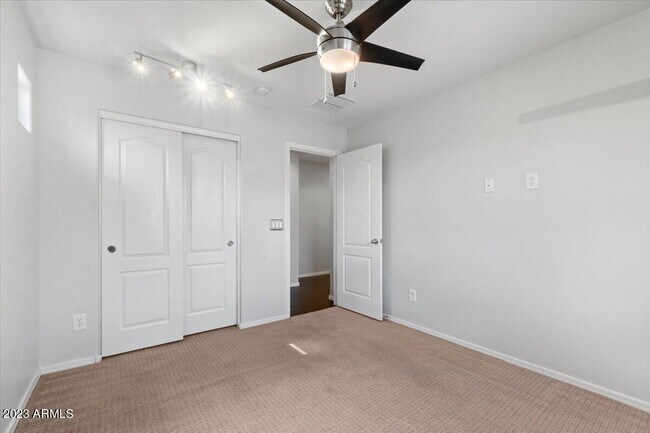 Building Photo - 2039 E Saddlebrook Rd