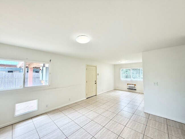 Building Photo - Huge 6br/3ba SF House with Solar Panels!