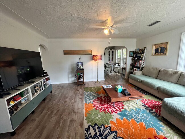 Building Photo - Gulfport charm 3/1 1 car garage