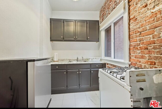 Building Photo - 1420 Flower St