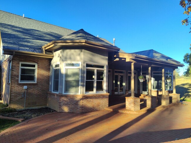 Building Photo - Stunning Executive Home in Timber Ridge!