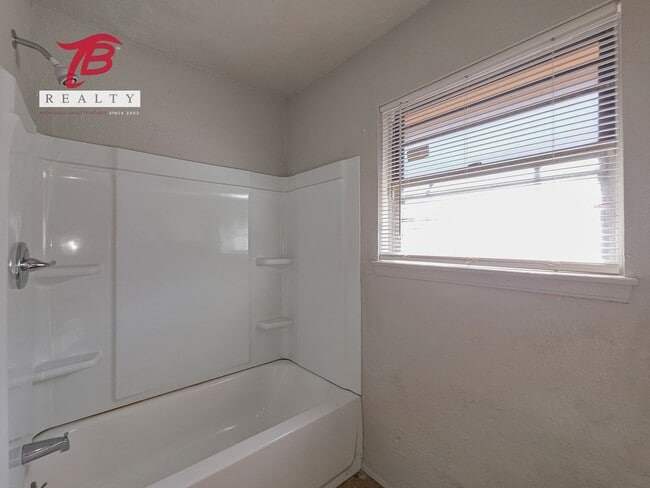 Building Photo - Spacious 3 bedroom, 2 bath single-family home in the desirable Lyrewood/Woodlake area of northwes...