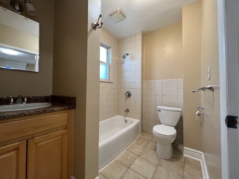 Building Photo - 469 Halsted St