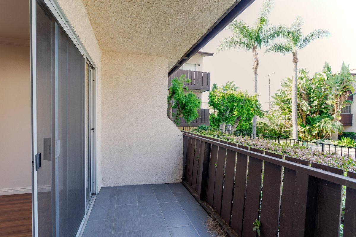 Building Photo - 14990 Victory Blvd