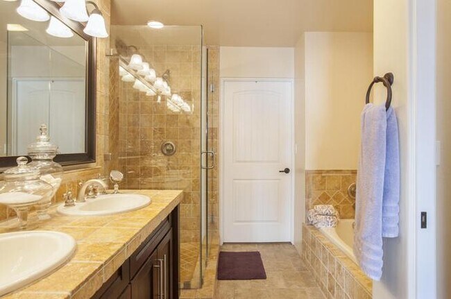 Building Photo - Downtown Luxury 1 BDRM w/ One Car Garage!