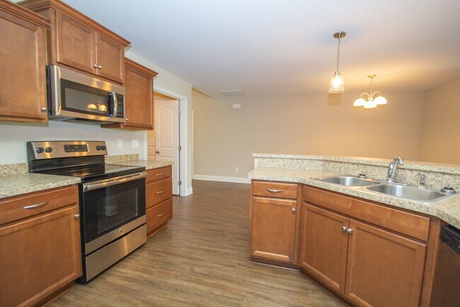 Building Photo - Spacious Full Brick in Athens City Limits!...