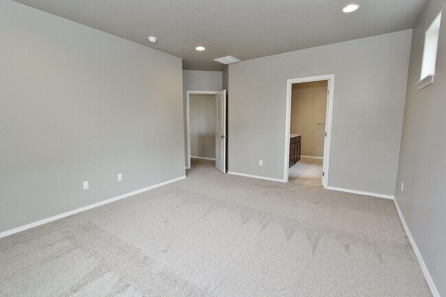 Building Photo - Spacious Home in Quiet Neighborhood