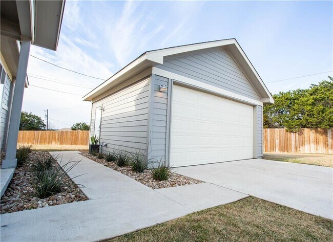 Building Photo - 200 Rose Dr
