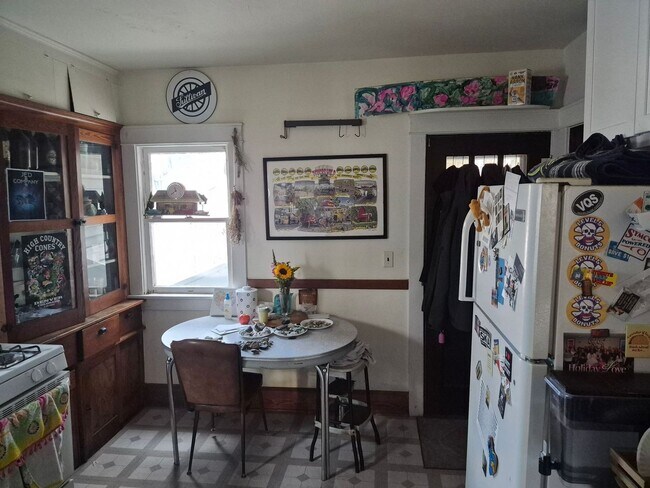 Building Photo - 4BR Home Near Olbrich Gardens & Garver Feed Mill