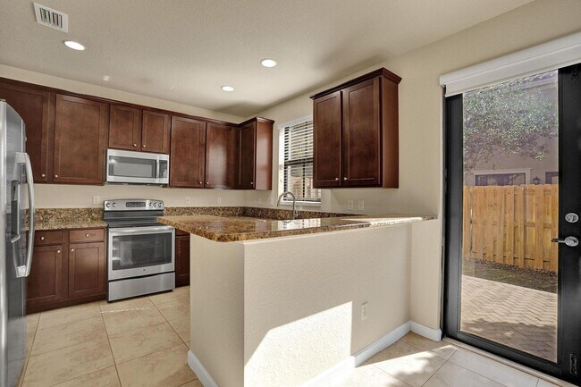 Building Photo - Gorgeous Townhome in Parkland