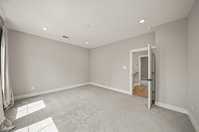Building Photo - 823 Woodcrest Dr