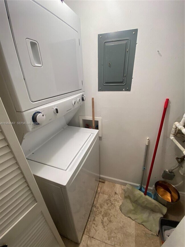 Building Photo - 240 Lakeview Dr