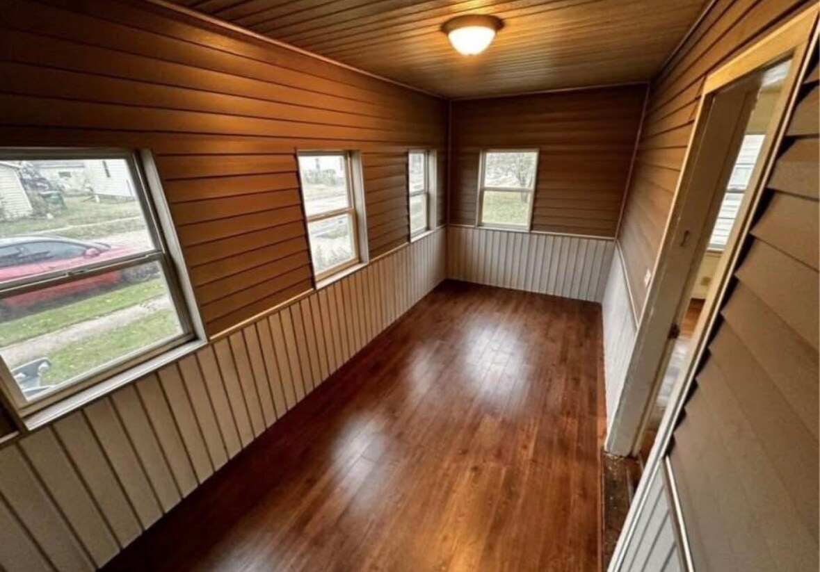 Building Photo - 327 Planett St