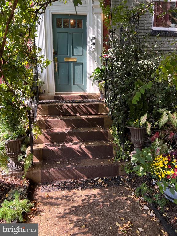 Building Photo - 721 12th St SE