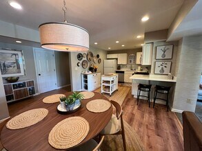 Building Photo - Carriage House