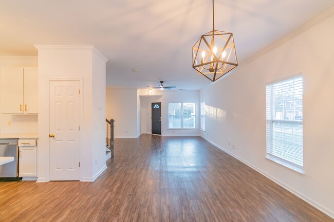 Building Photo - Charming end unit townhome in Matthews!