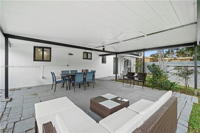 Building Photo - 1101 N 14th Ave