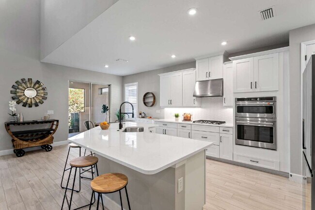 Building Photo - "Spacious 4-Bed, 4-Bath Retreat at 2612 Le...