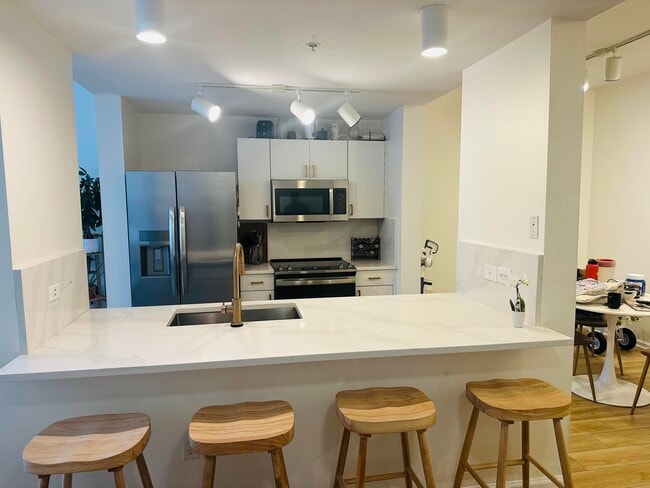 Building Photo - 533 NE 3rd Ave