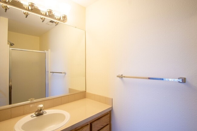 Building Photo - Great Piedmont 3 Bdr Townhouse w/Fireplace, DW + Garage!