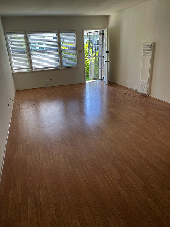living room - 2576 N Buena Vista St