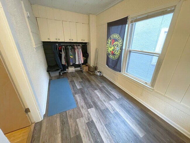 Building Photo - 119 Lathrop St