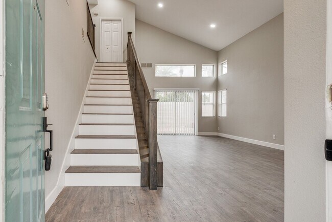 Building Photo - Gorgeous, recently renovated Green Valley ...