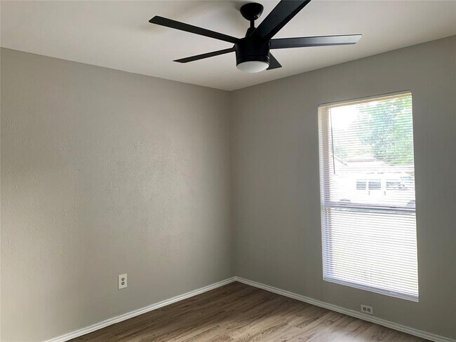 Building Photo - 1604 Middleway Rd