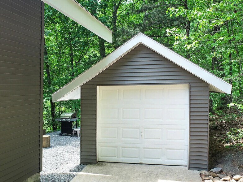 Building Photo - 2109 Dogwood Dr