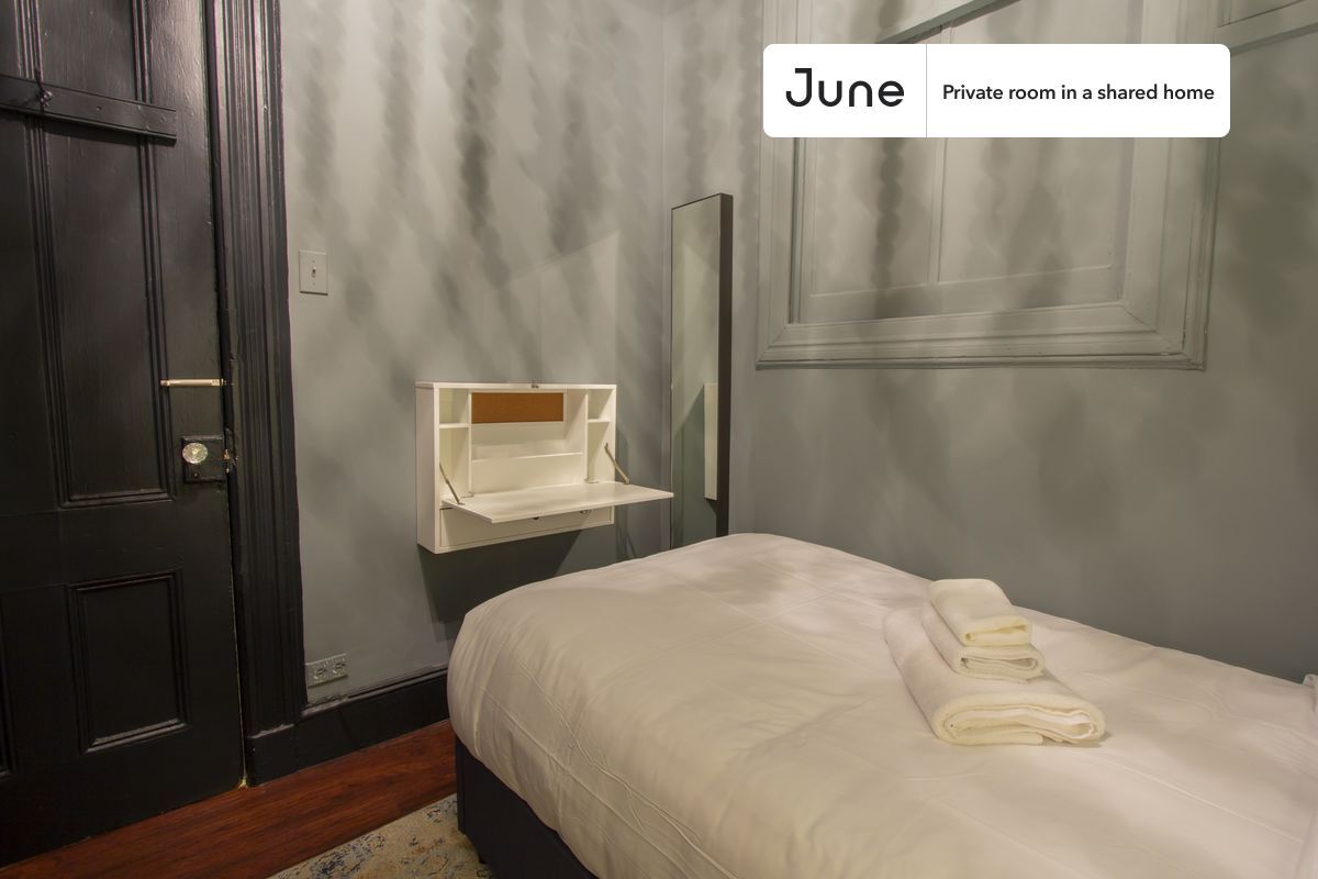 Building Photo - Private bedroom in 4 bed/1 bath Home