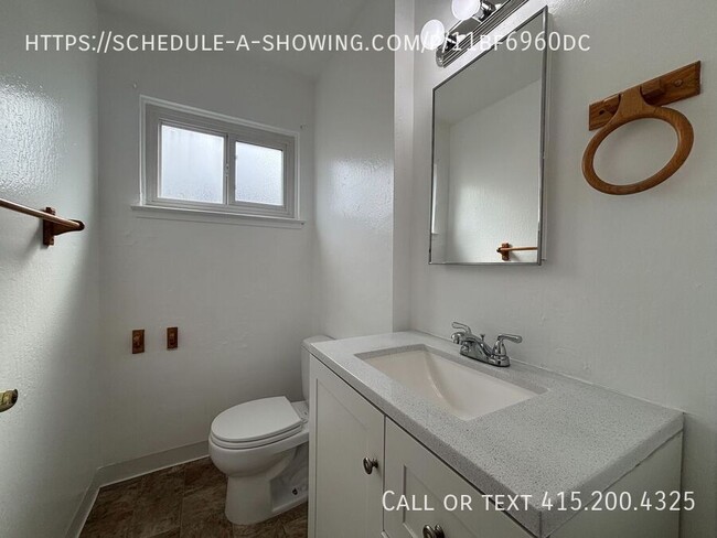 Building Photo - Charming 3-Bed, 1.5-Bath Condo in San Pabl...