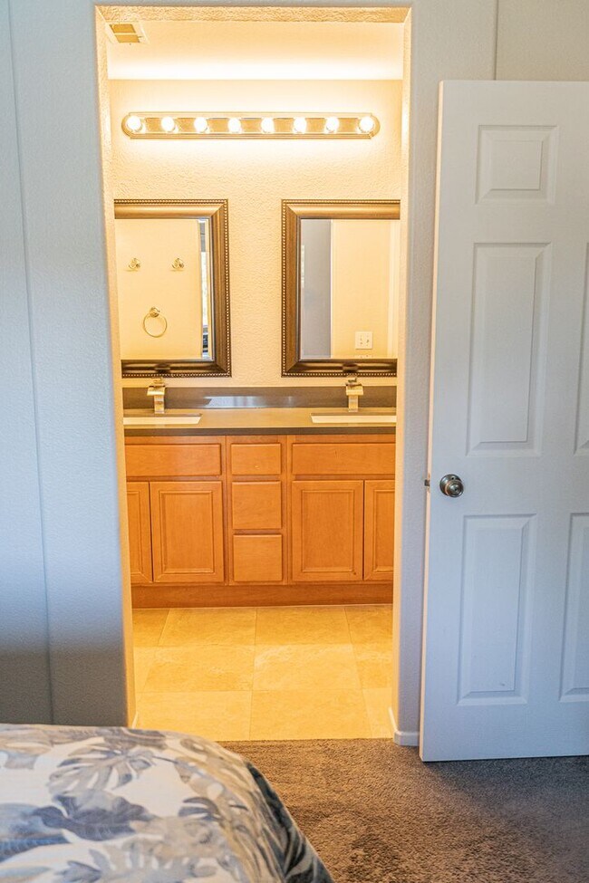 Building Photo - Beautiful Home in San Elijo, Morgans Corner!