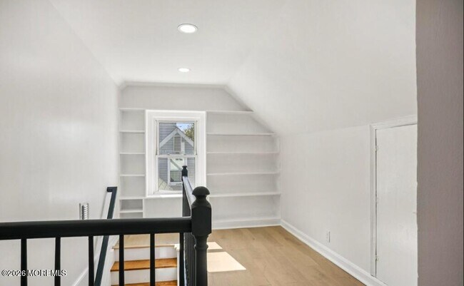 Building Photo - 99 Ravine Dr