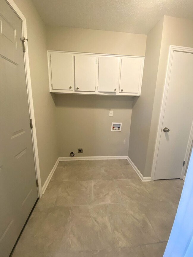 Building Photo - 3 bed, 2 bath near Yale and Raleigh Millington / $500 gift card offer with 1/22/26 move in