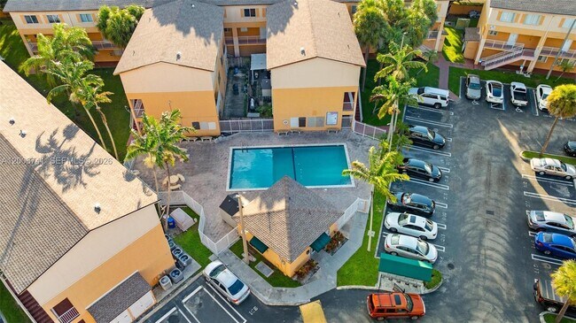 Building Photo - 6235 SW Kendale Lakes Cir