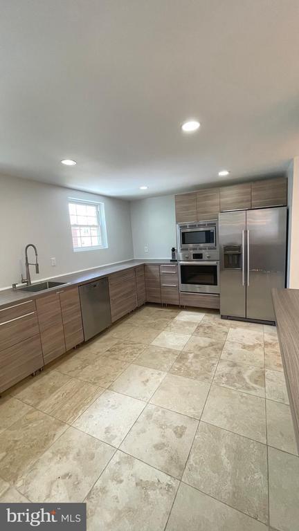 Building Photo - 324 Avon St