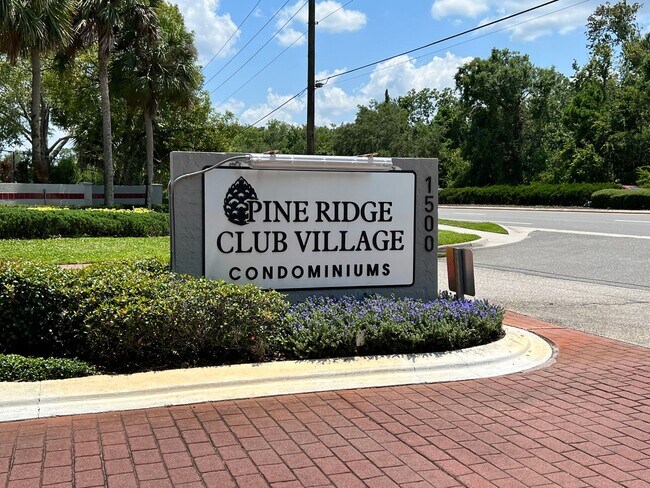 Building Photo - Beautifully Updated 2 Bedroom, 2 Bath Top ...