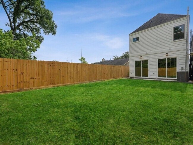 Building Photo - 7418 Maxroy St