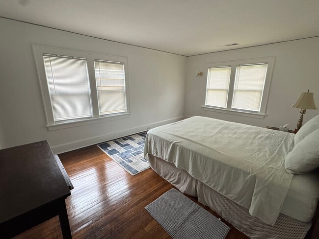 Building Photo - 5 bedrooms, 2.5 bathrooms