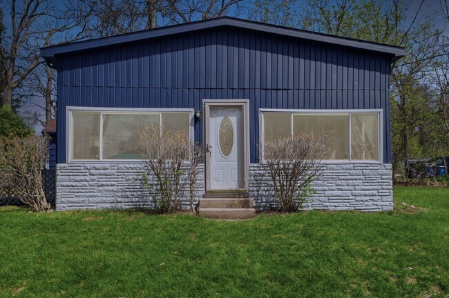 Building Photo - 3-bedroom home with deeded access to all-sports Loon Lake