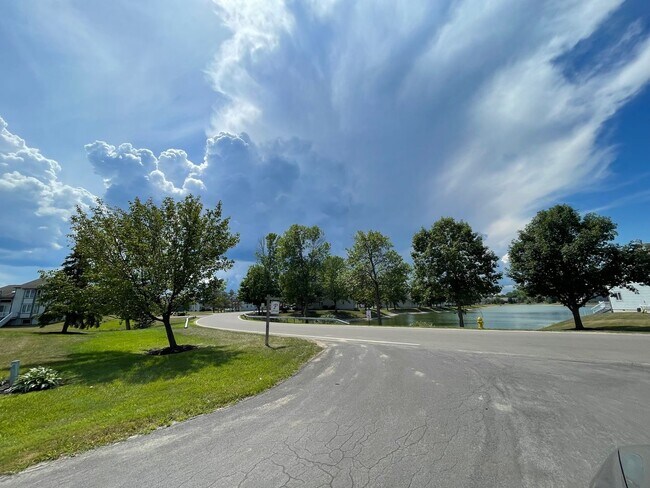 Building Photo - 288 Summerhaven Dr N